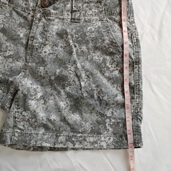 Maurices Gray Camouflage Women's Shorts Size 5/6 - Picture 6 of 8